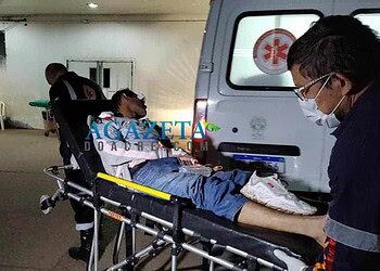 Desconhecido ataca homem a golpes de terçado em via pública