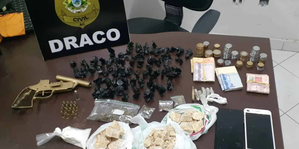 Polícia Civil prende três pessoas envolvidas com o tráfico e apreende armas, drogas e dinheiro