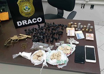 Polícia Civil prende três pessoas envolvidas com o tráfico e apreende armas, drogas e dinheiro