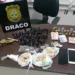 Polícia Civil prende três pessoas envolvidas com o tráfico e apreende armas, drogas e dinheiro