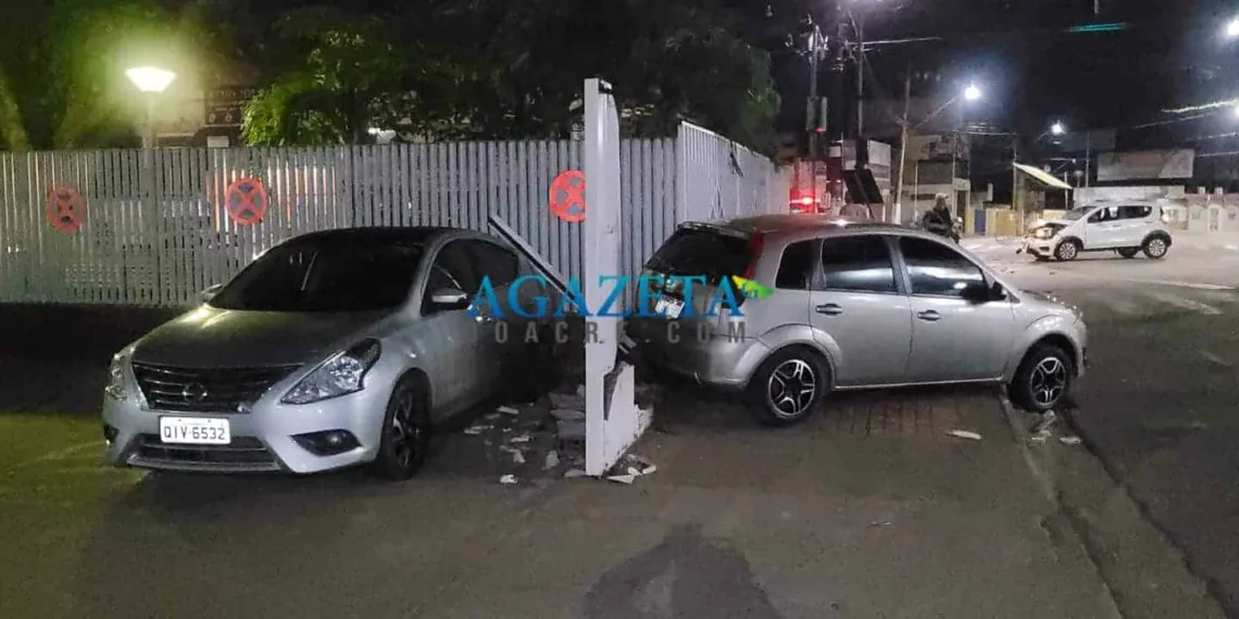 Colisão entre veículos derruba muro do Pronto-Socorro de Rio Branco
