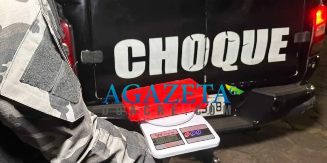 Homem vê a polícia, foge e deixa para trás 1kg de cocaína