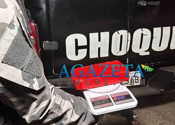 Homem vê a polícia, foge e deixa para trás 1kg de cocaína