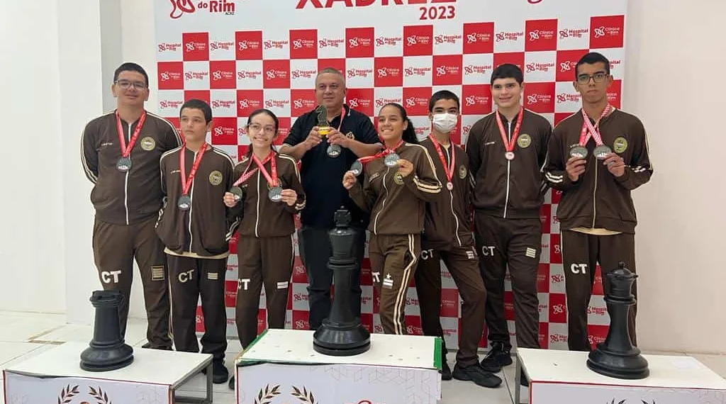 O sargento Neurismar Rocha (ao centro) se dedica a dar instruções aos alunos desde 2018. Foto: cedida