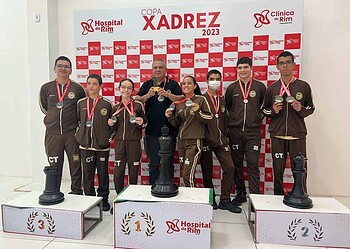 O sargento Neurismar Rocha (ao centro) se dedica a dar instruções aos alunos desde 2018. Foto: cedida