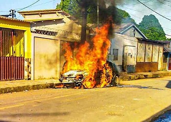 Carro bate em buraco e pega fogo no meio da rua: 'tentei de tudo para apagar'