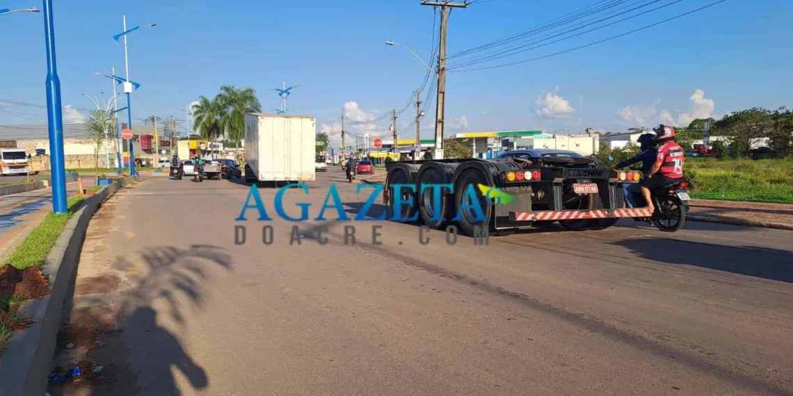 Baú de caminhão se desprende de eixo e fica no meio da Via Chico Mendes