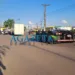 Baú de caminhão se desprende de eixo e fica no meio da Via Chico Mendes