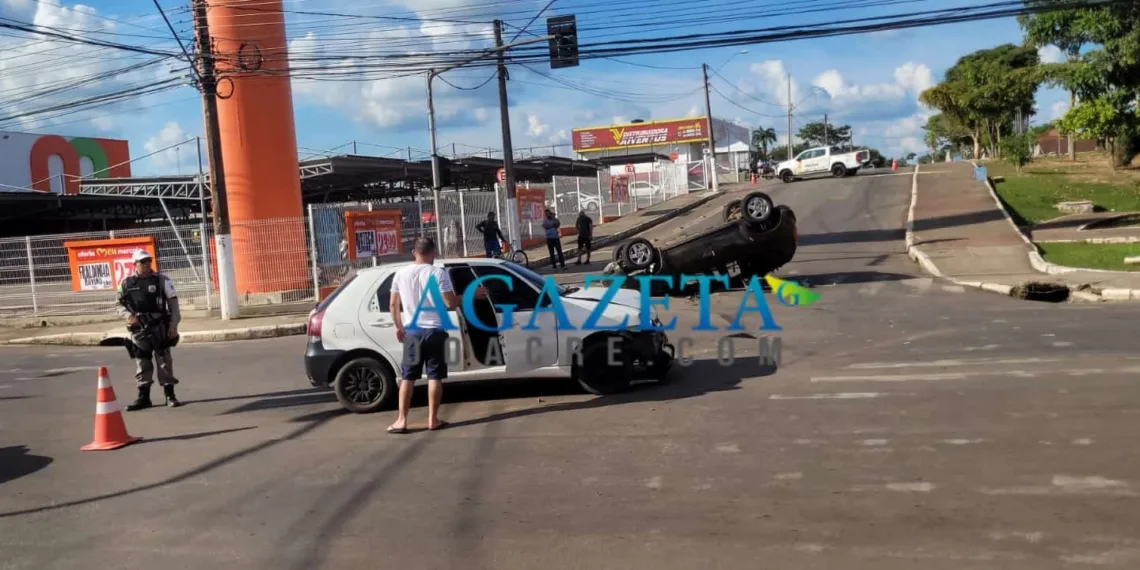 Capotamento de veículo no bairro Bosque deixa uma pessoa ferida