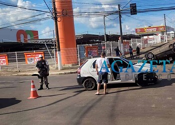 Capotamento de veículo no bairro Bosque deixa uma pessoa ferida