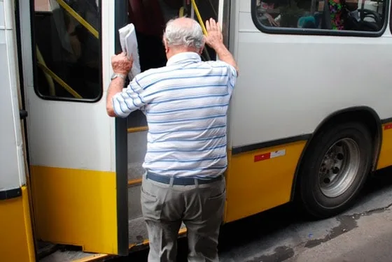 Empresa Transacreana é condenada após não aceitar carteira de gratuidade e expulsar idoso de ônibus