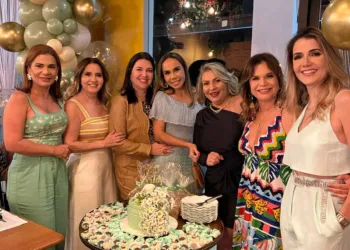 Muitas felicidades para Marine Barbosa que dia 7, foi surpreendida por amigos e familiares com um jantar de aniversário
