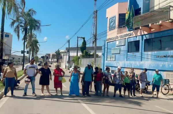 Vendedores fecham avenida em protesto contra número de vagas para ambulantes na Expoacre