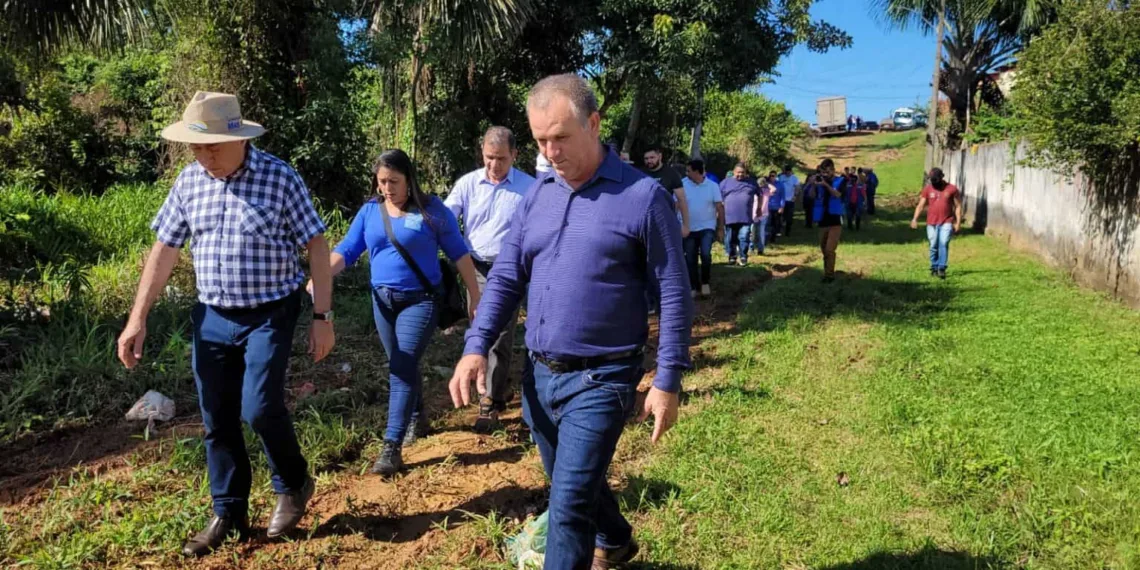 Prefeito foi ver de perto os serviços em andamento nos ramais do pólo Geraldo Fleming e Moreno Maia (Foto: Renilson Rodrigues/Assecom)
