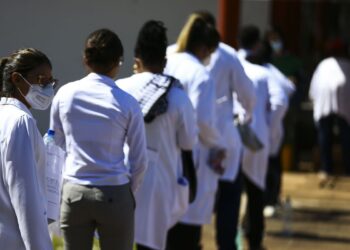 Médicos chegam ao local de prova para a segunda etapa do Exame Nacional de Revalidação de Diplomas Médicos Expedidos por Instituição de Educação Superior Estrangeira (Revalida) 2020, em Brasília.