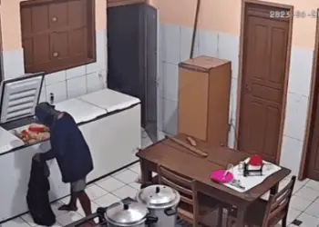 Câmeras flagram bandidos furtando merenda em cozinha de escola no Acre