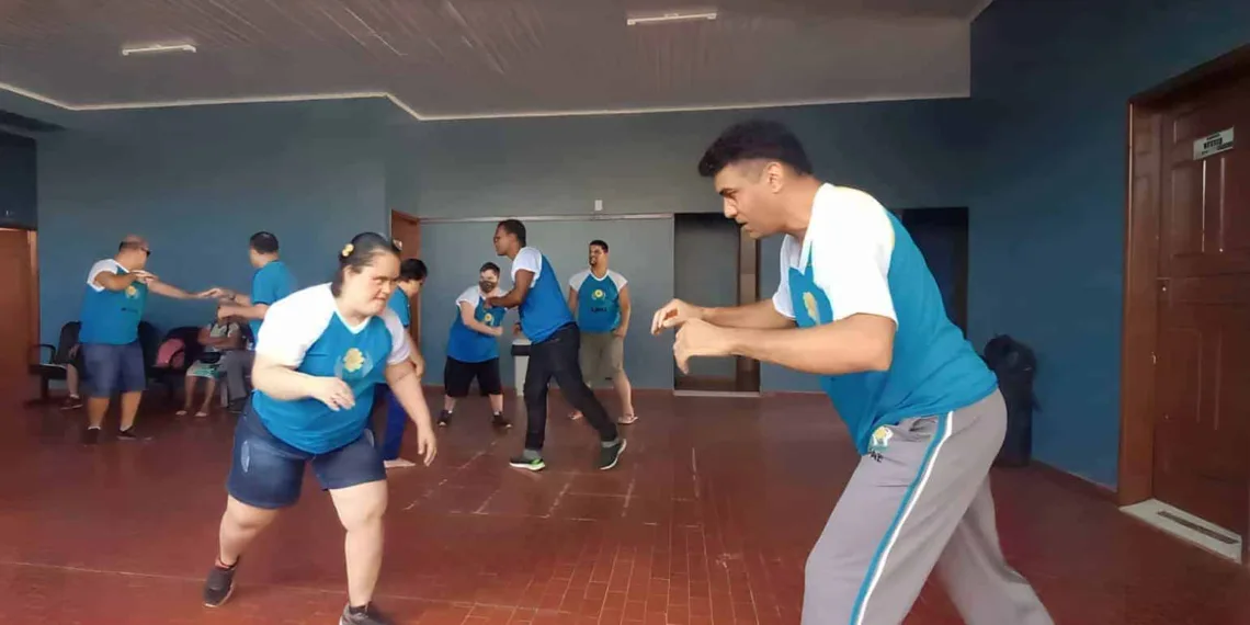 Alunos da Apae Rio Branco participam de aulas de capoeira na instituição de ensino especial
