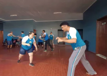 Alunos da Apae Rio Branco participam de aulas de capoeira na instituição de ensino especial