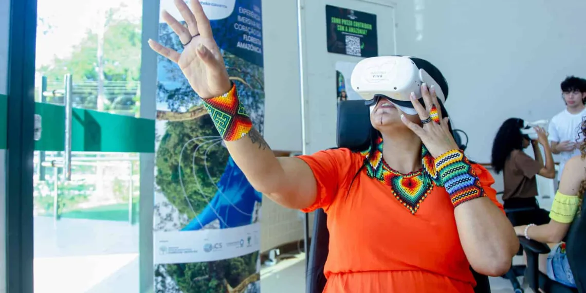 Realidade virtual leva público do Fórum Indígena à imersão no coração da Amazônia. Foto: Neto Lucena/Secom