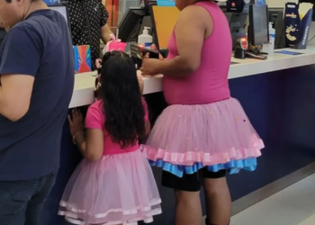 Pai viraliza ao se vestir de tutu e collant para assistir Barbie junto com a filha