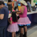 Pai viraliza ao se vestir de tutu e collant para assistir Barbie junto com a filha