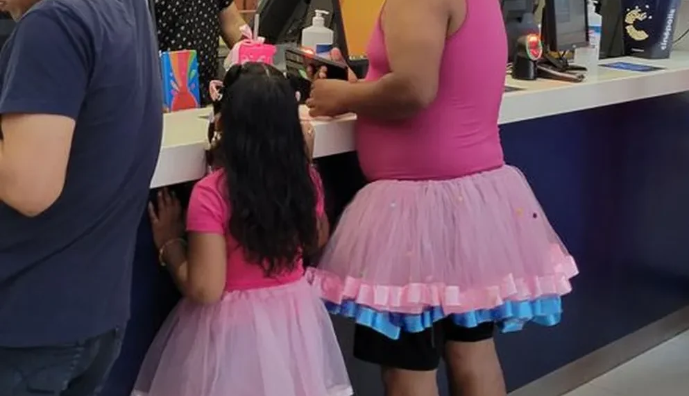 Pai viraliza ao se vestir de tutu e collant para assistir Barbie junto com a filha