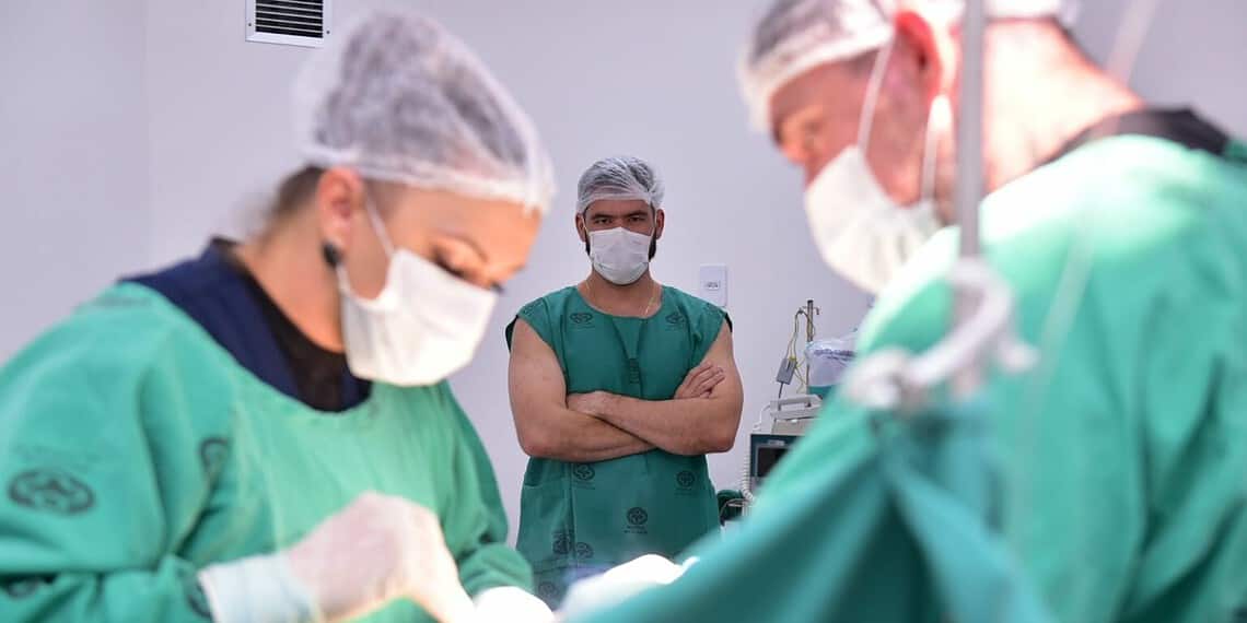 O secretário Pedro Pascoal, ao fundo, acompanha procedimento cirúrgico. Foto: Júnior Aguiar/Sesacre