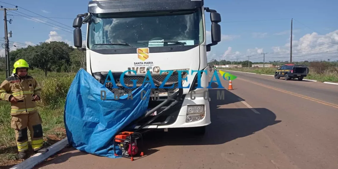 Motociclista morre esmagado ao ser atropelado por carretada na BR-364
