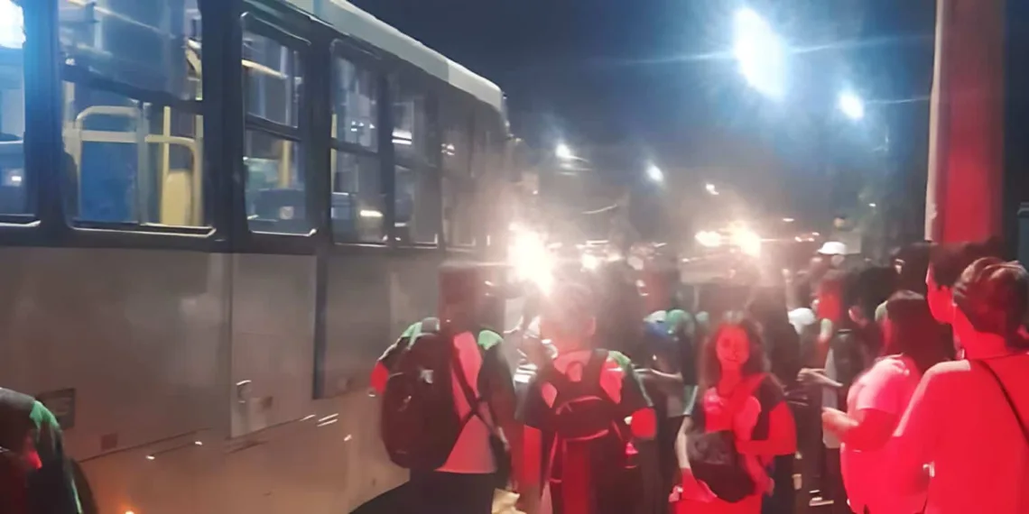 Porta de ônibus abre e adolescentes são arremessados para fora do veículo; RBTrans aguarda laudo pericial