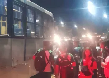 Porta de ônibus abre e adolescentes são arremessados para fora do veículo; RBTrans aguarda laudo pericial