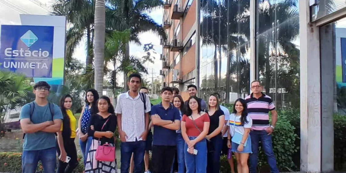Alunos de Direito de centro universitário que fechou protestam para concluir curso
