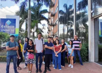 Alunos de Direito de centro universitário que fechou protestam para concluir curso