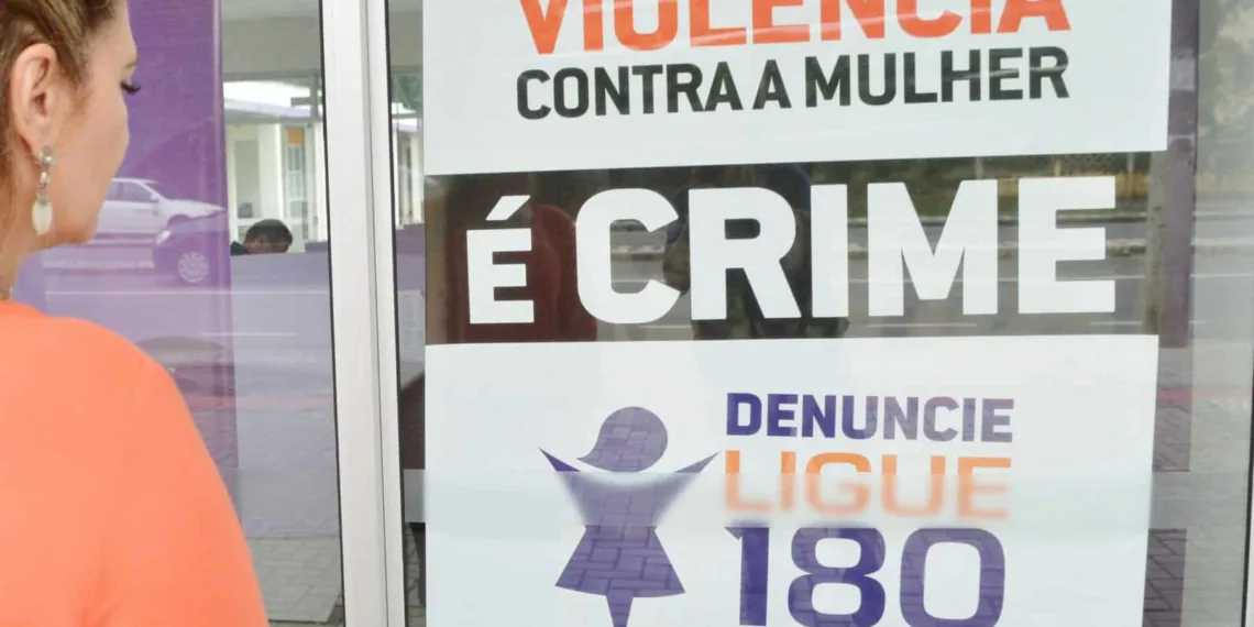 Empreendimentos deverão afixar cartazes informativos para auxílio à mulher que se sinta em situação de risco. Foto: Aliocha Mauricio.