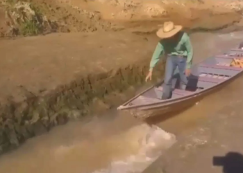 Barco naufraga em cachoeira no interior do Acre