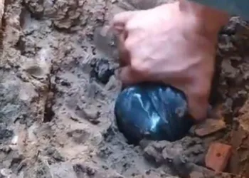 Polícia encontra 'tijolos' de maconha enterrados ao lado de rede de esgoto de residência