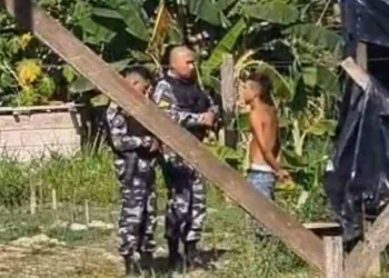 Vídeo de PM dando tapa na cara de adolescente viraliza na internet