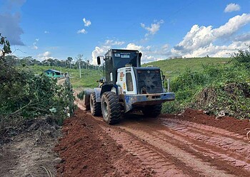Máquinas trabalham para levar melhorias. Foto: Cleane Montefusco/Deracre