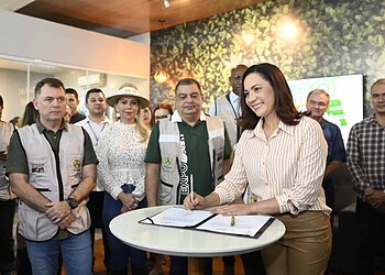 Vice-governadora Mailza e secretário Mesquita foram presenteados por representantes das caravanas de Cuzco. Foto: Nilmara Almeida/Seict