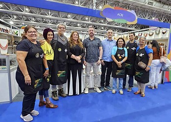 Artesãos acreanos: a coordenadora do Artesanato, Teresinha Messias; o secretário Marcelo Messias; e o coordenador do Artesanato do Sebrae, Aldemar Maciel, em frente ao estande do Acre. Foto: Jacira Abdon