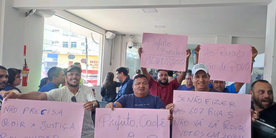 Líderes comunitários protestam durante audiência na Câmara sobre o Ruas do Povo