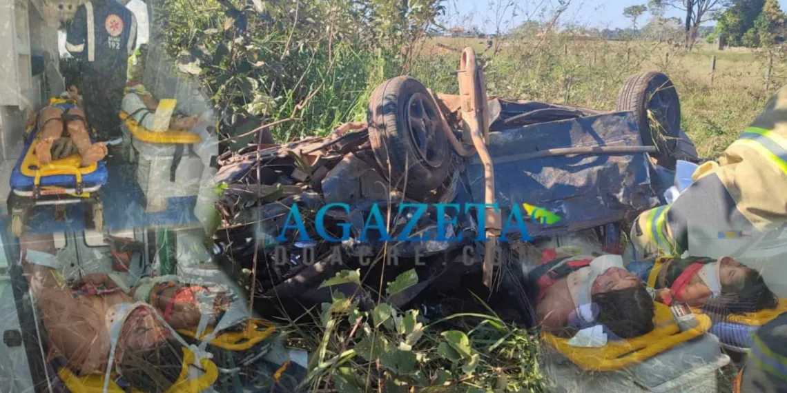 Carro com nove pessoas sai da pista e capota na BR-364, sentido Rio Branco