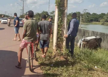 Taxista colide contra moto, perde controle e capota