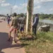 Taxista colide contra moto, perde controle e capota