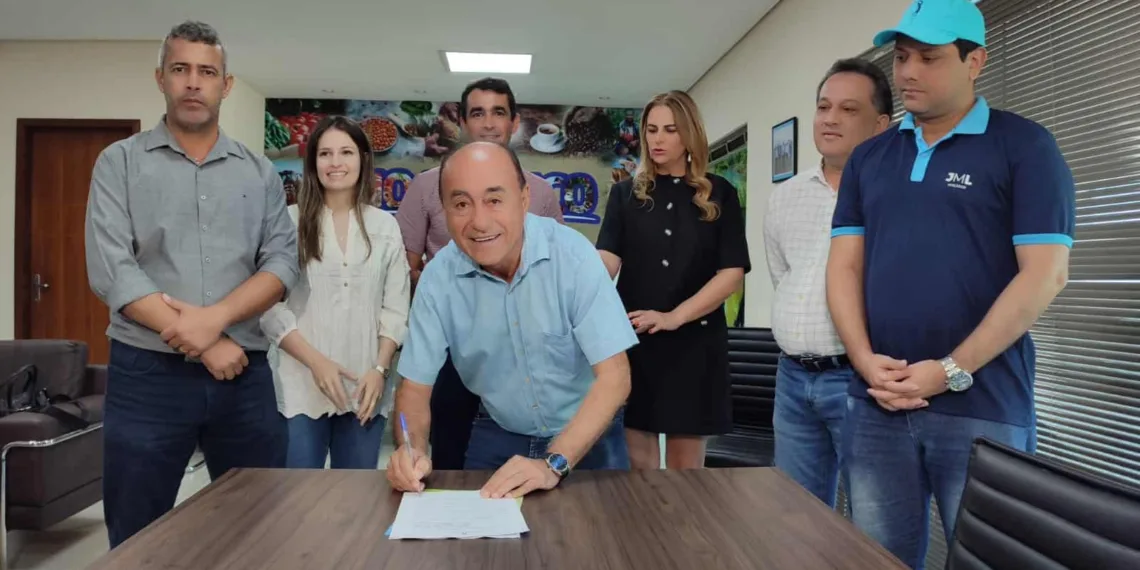 Bocalom sanciona Lei que isenta IPTU de moradores atingidos pela enchente