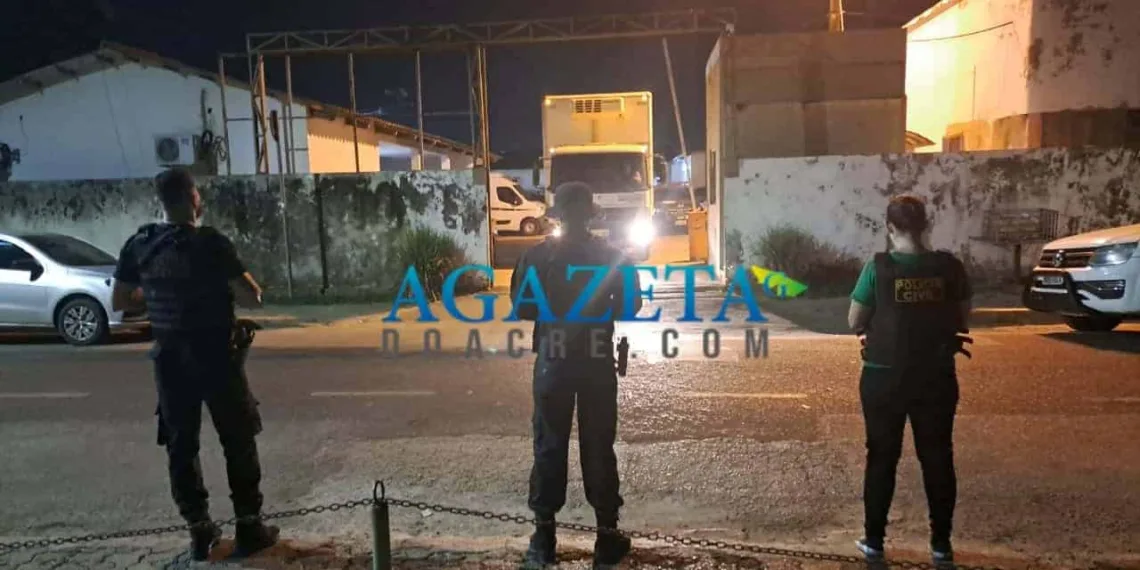 Rebelião: caminhão frigorífico é levado para o pátio interno do IML