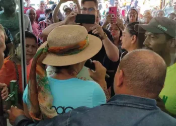 Trabalhadores da Educação tentam invadir sede da Prefeitura de Rio Branco