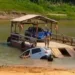 Motorista perde controle do carro ao tentar subir em balsa e cai no Rio Juruá
