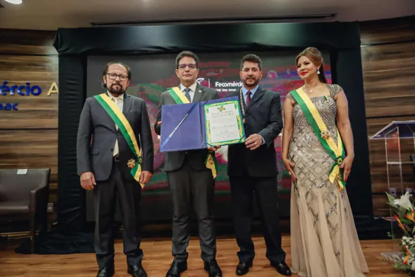 Gladson Cameli é condecorado com a Ordem do Mérito Comercial