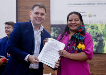 rancisca Arara entrega documento com as propostas e reivindicações formuladas pelas lideranças de diversas terras indígenas e etnias do Acre. Foto: Neto Lucena/Secom