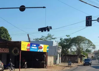 Semáforo quebrado no São Francisco ameaça segurança de motoristas e pedestres